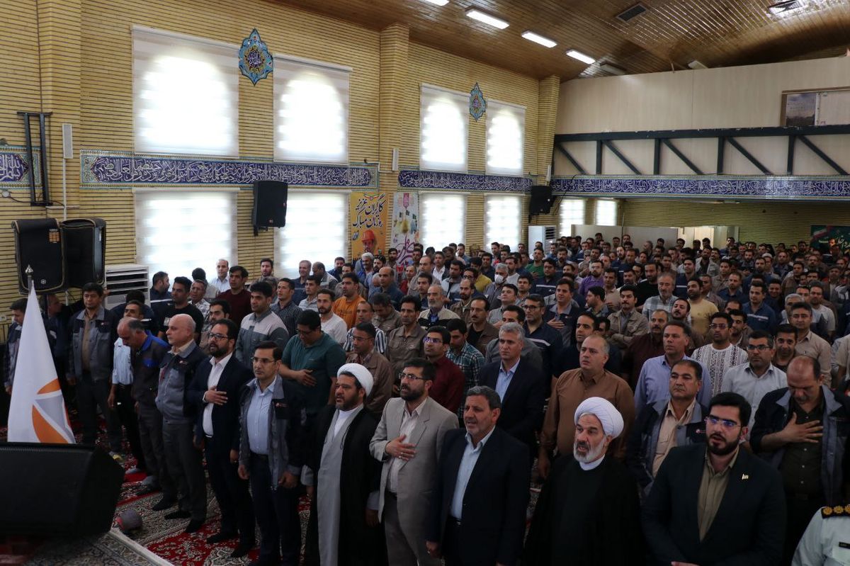 به بهانه هفته کارگر، آیین تجلیل از کارگران نمونه عرصه کار و تلاش شرکت آلومینای ایران با حضور دکتر بادکوبه مدیرعامل این شرکت و جمعی از مدیران ارشد استانی و شهرستانی در محل شرکت برگزار شد