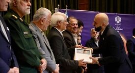 دو تندیس جشنواره سلام به مدیر روابط عمومی شرکت فولاد خوزستان اهدا شد