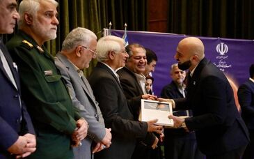 دو تندیس جشنواره سلام به مدیر روابط عمومی شرکت فولاد خوزستان اهدا شد