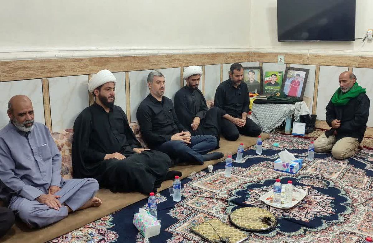 دیدار فرمانده حوزه مقاومت بسیج کارگران و کارخانجات شهید بقایی فولاد خوزستان با خانواده معظم پاسدار شهید محمد حسین سواری از شهدای سرافراز جنگ ۱۲ روزه