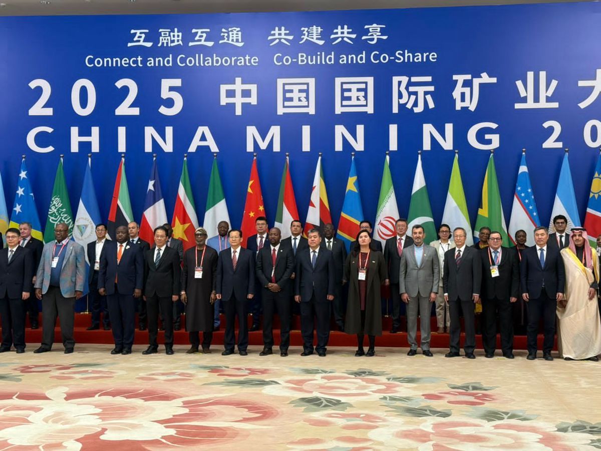 عکس یادگاری وزرا و معاونان وزرای کشورهای شرکت کننده در بیست و هفتمین دوره  China Mining Conference 2025