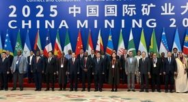 عکس یادگاری وزرا و معاونان وزرای کشورهای شرکت کننده در بیست و هفتمین دوره  China Mining Conference 2025