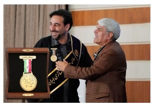 اهدای نشان‌ افتخار و حمایل حامی مدرسه‌سازی ایران به ایمان عتیقی مدیر عامل شرکت گل گهر