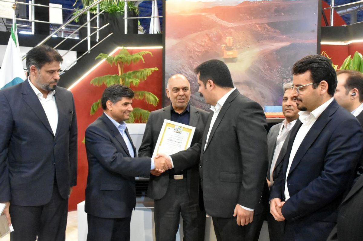 هلدینگ اپال کانی پارس از معاون استاندار خراسان رضوی لوح سپاس دریافت کرد