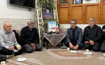 دیدار مدیرعامل شرکت فرآوری معدنی اپال کانی پارس با خانواده معظم شهید مدافع وطن سرهنگ مرتضی ابراهیمی 