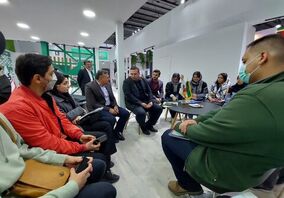 بازدید دانشجویان از غرفه فولاد مبارکه در نمایشگاه محیط زیست