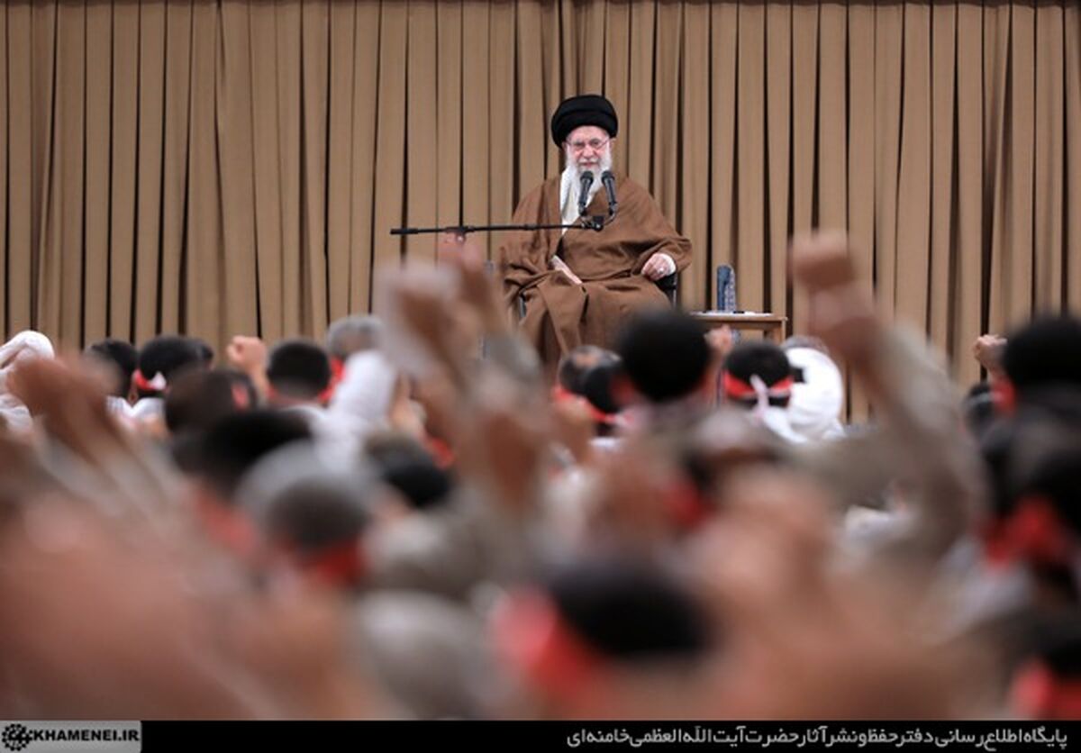 رهبر انقلاب در دیدار هزاران نفر از قشرهای مختلف بسیجی: بسیج در درجه اول، یک مکتب و یک اندیشه و یک تفکر است


