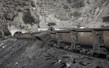 ‌مطالبات و مشکلات کارگران معادن زغالسنگ‌ روی میز مسئولان قضایی راور

