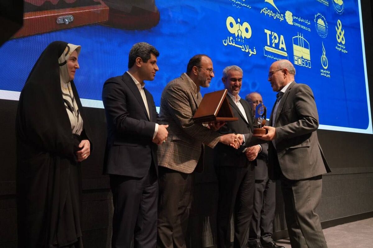 افتخارآفرینی شرکت فولاد خوزستان در عرصه‌ی ملی؛ کسب تندیس برتر در سومین همایش برترین‌های بورس کالای ایران