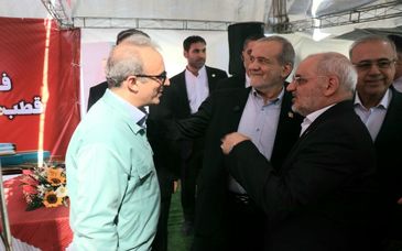 بازدید رئیس‌جمهور از غرفه فولاد هرمزگان در نهمین سفر استانی
