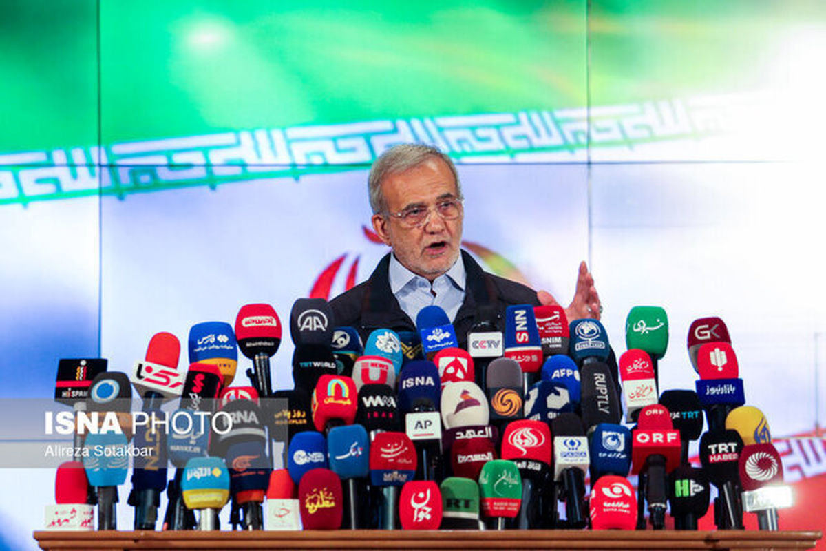 پزشکیان: دفاع از ایران فقط در میدان جنگ نیست، گاهی در یک تیتر درست و یک گزارش دقیق است