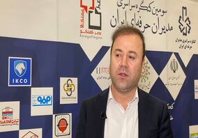 تندیس سومین کنگره مدیران حرفه ای ایران به عطاالله معروفخانی مدیرعامل فولاد هرمزگان اعطا شد