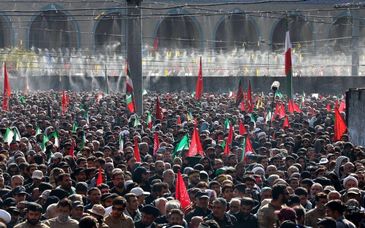 اقامه نماز بر پیکر رهبر شهید