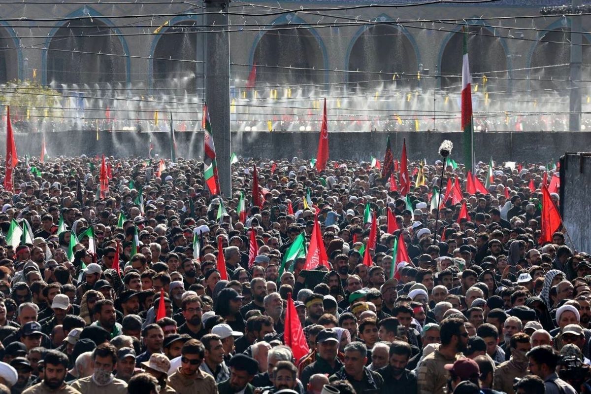 اقامه نماز بر پیکر رهبر شهید