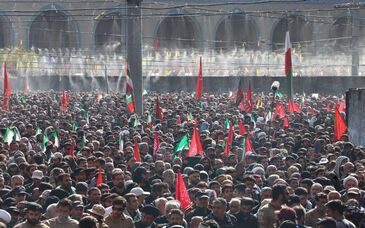 اقامه نماز بر پیکر رهبر شهید