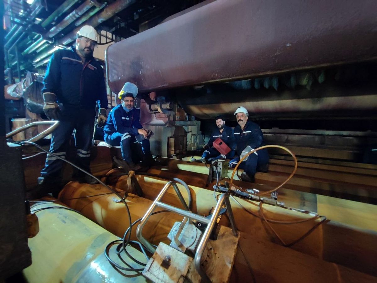 تصاویری از تلاش و زحمات همکاران در اجرای تعمیرات پیشگیرانه هفتگی (PM) در نواحی گرم و سرد خط تولید شرکت، با مشارکت واحدهای برق، مکانیک و خدمات صنعتی