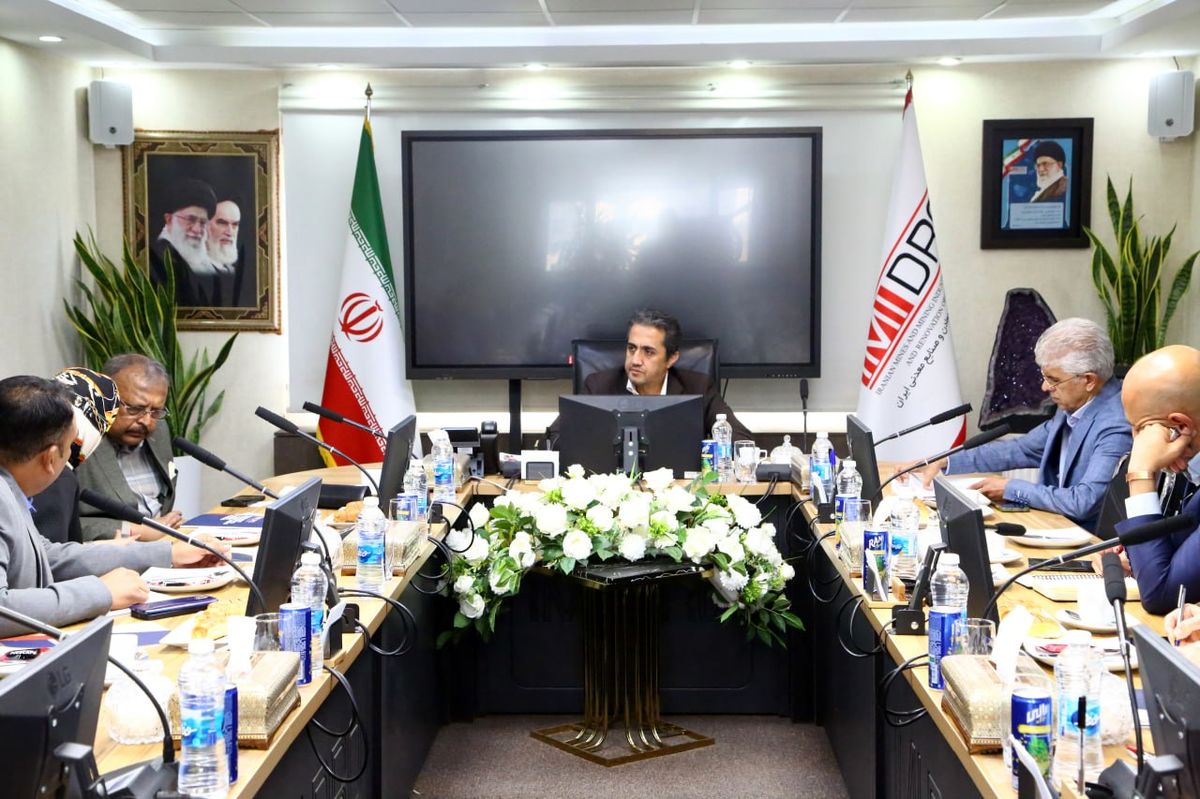 آقاجانلو اعلام کرد: برنامه توسعه همکاری ها بین ایمیدرو و سرمایه گذاران هندی / آمادگی هندی ها برای تامین تجهیزات معدنی مورد نیاز ایران