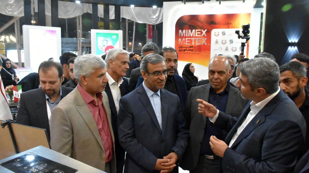 بازدید استاندار خراسان رضوی از غرفه هلدینگ اپال کانی پارس در نمایشگاه معدن و متالورژی مشهد 