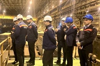 بازدید سرزده مدیر عامل شرکت فولاد اکسین خوزستان از خط تولید و گفتگو با کارکنان