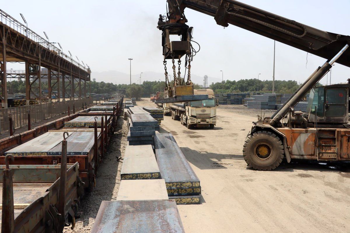 سرپرست کارگاه آماده‌سازی و ارسال محصول فولاد هرمزگان مطرح کرد: حمل ریلی، مزیت رقابتی فولاد هرمزگان بر دیگر رقبای تولیدکننده تختال