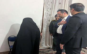 دیدار مدیرعامل شرکت فولاد آلیاژی ایران با مادران شهدای اشکذر


