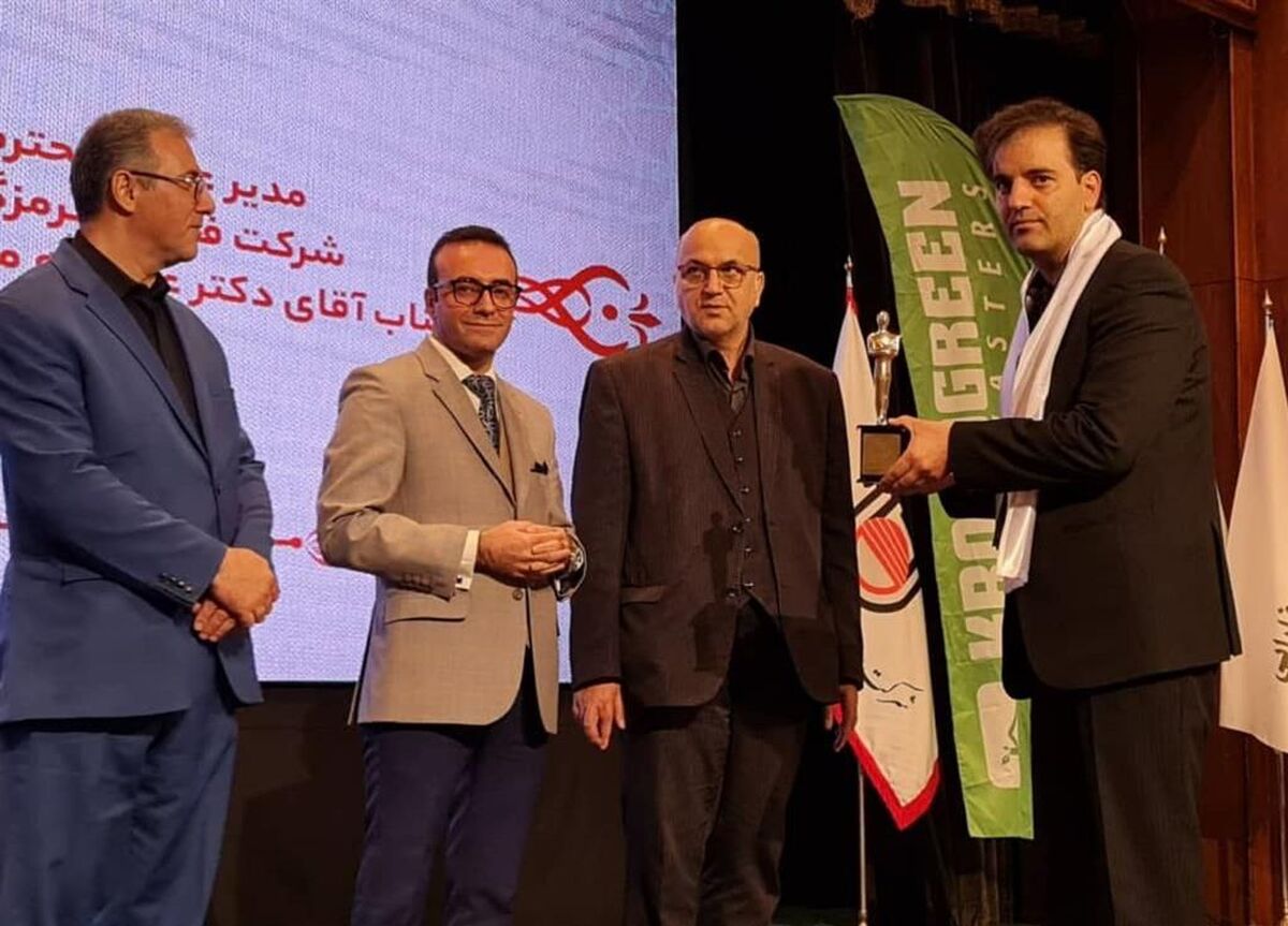 ذوب آهن اصفهان موفق به کسب لوح سپاس و تندیس ویژه "برندهای کار آفرینی در محیط کسب و کار" شد