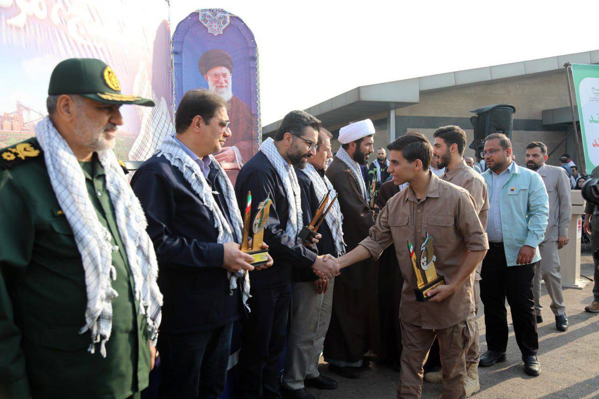 باید امروز با چشمان بیدار، اقدامات دشمن را رصد کنیم