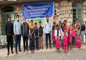  توزیع اقلام آموزشی در میان دانش آموزان روستاهای زلزله زده شهرستان اندیکا