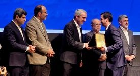 گواهی سپرده کالایی گندله چادرملو رونمایی شد/ اهدای لوح افتخار برترین‌های بورس کالا به مدیرعامل چادرملو