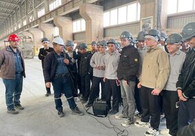 بازدید دانش‌آموزان پایه نهم مدرسه نمونه دولتی موعود شهرستان گرمه از شرکت آلومینای ایران