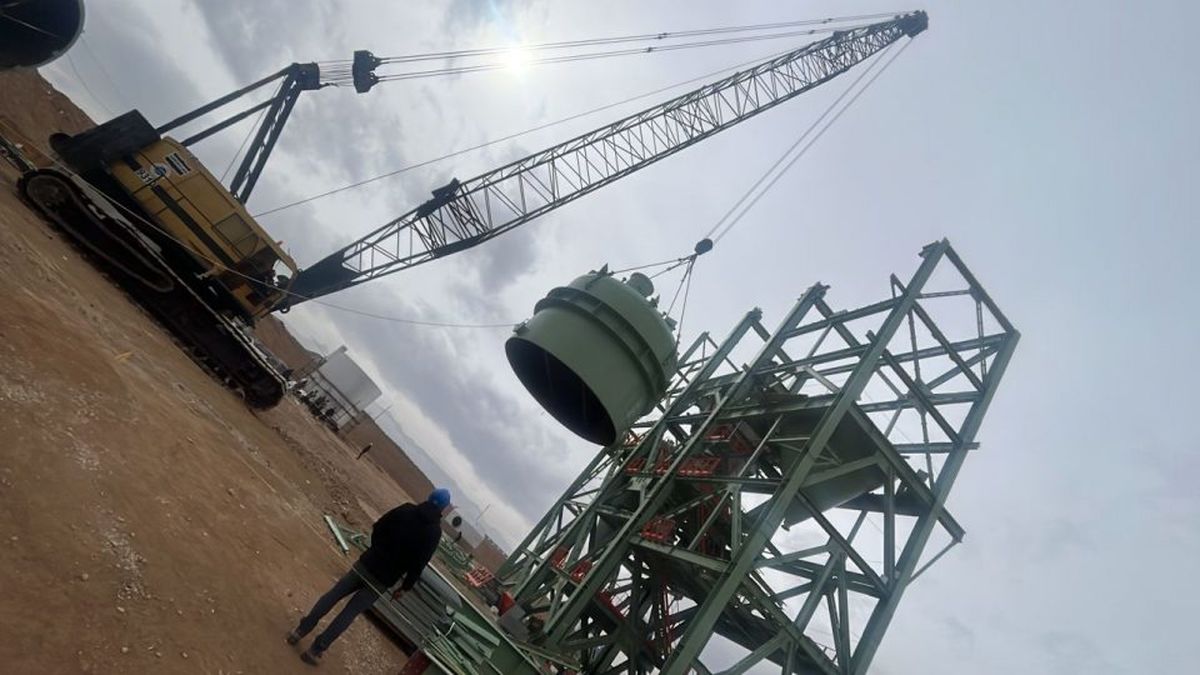 ​استقرار تجهیز Top Gas Scrubber در سازه کوره پروژه احیاء اقلید توسط صنایع ساخت ایکا

