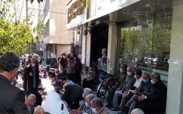  اعتراض بازنشستگان صنعت فولاد با پهن کردن سفره خالی
