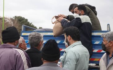 توزیع بسته‌های معیشتی بین کارگران فصلی
