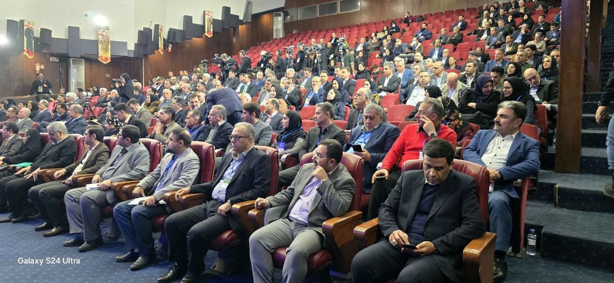 تقدیر از مدیرعامل شرکت معادن سنگ آهن احیاء سپاهان در همایش ملی وفاق برای ایران ماهر