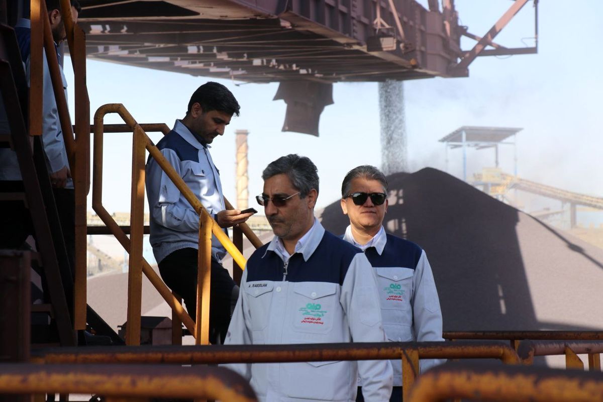 علی رسولیان، مدیرعامل فولاد سنگان همراه با تنی چند از معاونین و مدیران این شرکت از پروژه های توسعه ای بازدید کرد